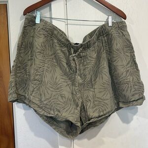 Size XXL Gap Tie-Waist Shorts with a tropical design.
